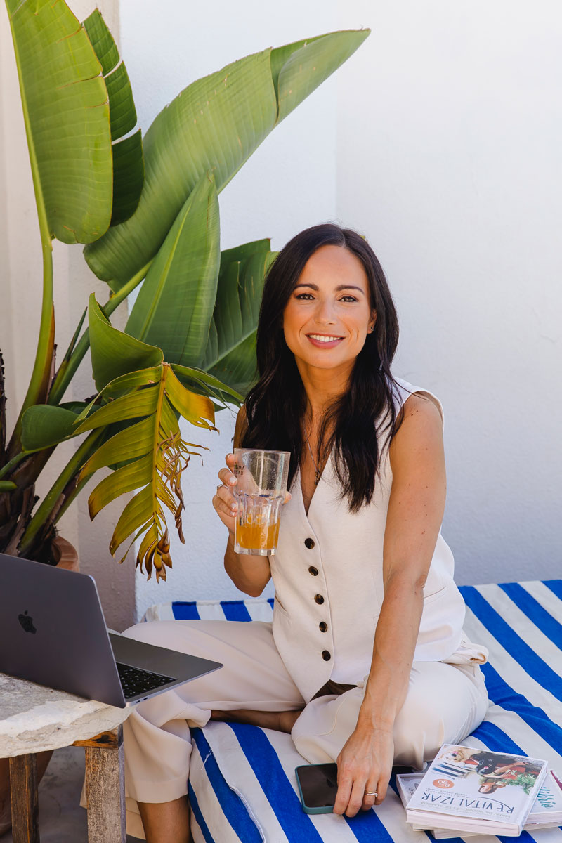 O treinador está a sorrir enquanto segura o copo.