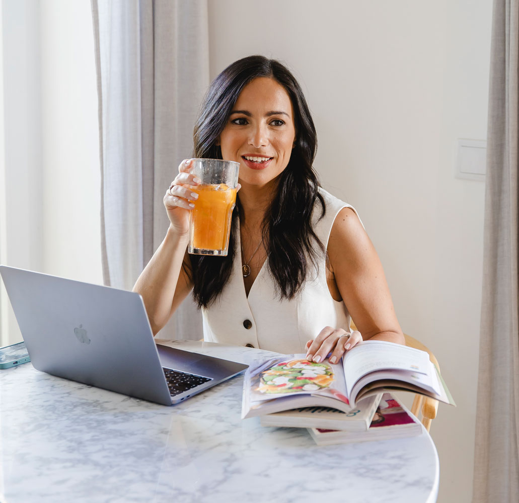 O treinador está a segurar um livro enquanto pesquisa sobre alimentação saudável.